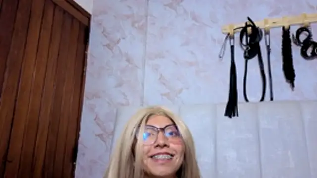 VioletxBloom online show from December 18, 2025, 9:43 pm