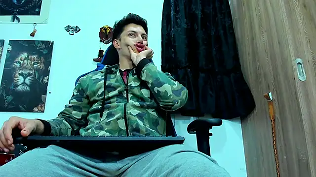 javiersexymann online show from February 25, 2025, 10:18 pm