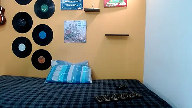 skinnyverus18 online show from March 25, 2026, 1:06 pm