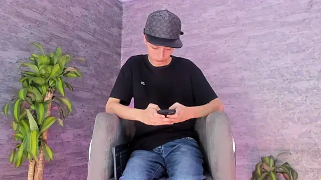Snapshot of ArthurCox chatting on September 17, 2025, 5:47 pm ArthurCox online show from September 17, 2025, 5:47 pm