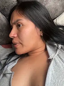 MacaW09 online show from April 19, 2026, 9:28 pm