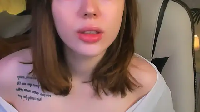 Lunar Lily online show from December 20, 2025, 5:47 am