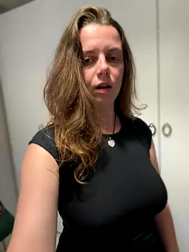 TenderLaGlamor online show from September 22, 2025, 9:06 pm