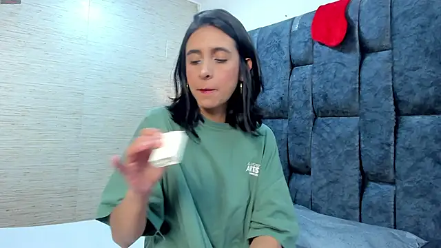 MiaAmore  online show from November 27, 2025, 3:58 pm