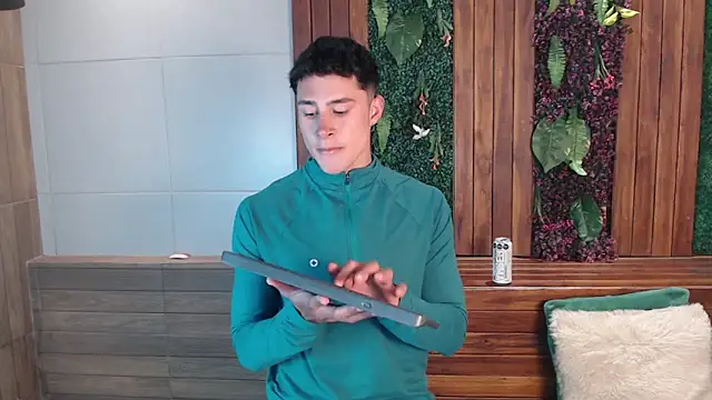 AustinJones  online show from September 10, 2025, 8:42 pm