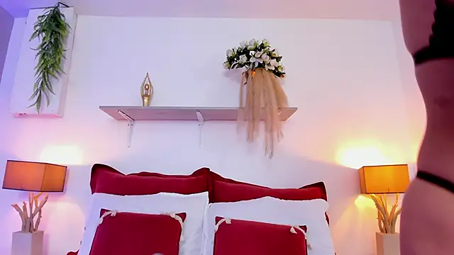 Snapshot of LuciaBenett_ chatting on November 24, 2025, 7:13 pm LuciaBenett online show from November 24, 2025, 7:13 pm