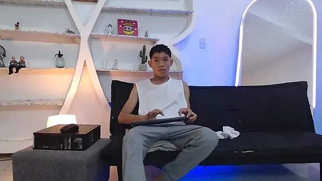 BEAUTY BOYS1 online show from November 7, 2025, 7:08 am