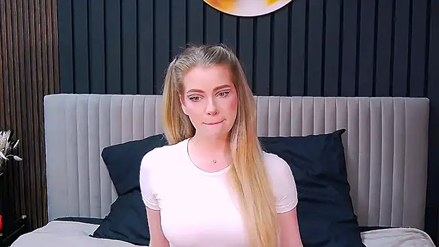 MilanaCeleste online show from December 4, 2025, 5:21 pm