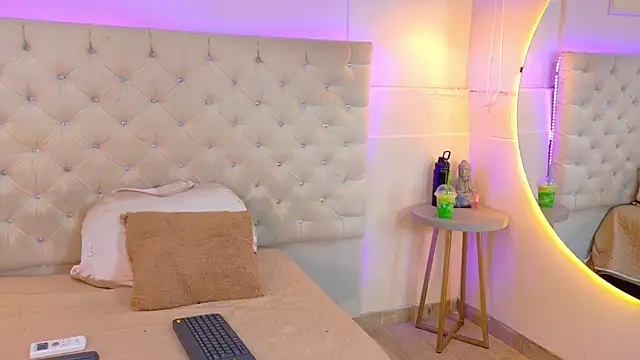 Snapshot of CathMellow chatting on December 18, 2025, 2:06 am CathMellow online show from December 18, 2025, 2:06 am