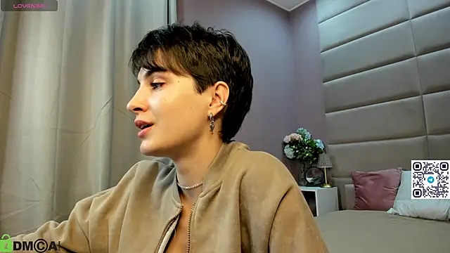 Adeline Perle online show from October 14, 2025, 1:28 am