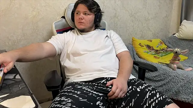 desiredude9 online show from October 8, 2025, 6:05 pm