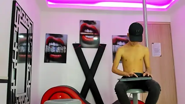 PRETTY FEM online show from October 22, 2025, 1:33 pm