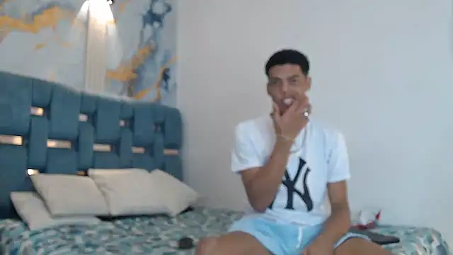 PRETTY FEM online show from January 8, 2026, 1:19 am