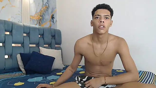 PRETTY FEM online show from February 19, 2026, 1:45 am