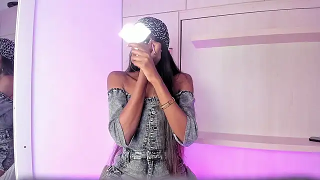 Stefannyevans  online show from March 5, 2026, 1:18 pm