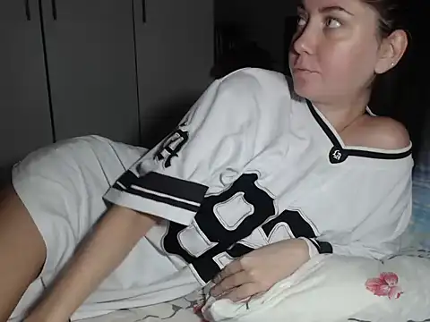 Snapshot of petite_danielle chatting on December 2, 2025, 12:27 am petite danielle online show from December 2, 2025, 12:27 am