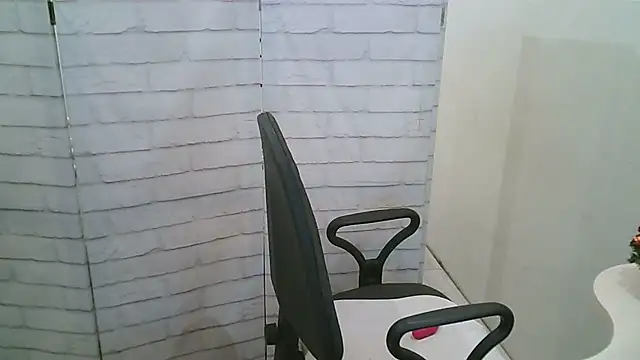 Helen xi  online show from January 12, 2026, 5:18 pm