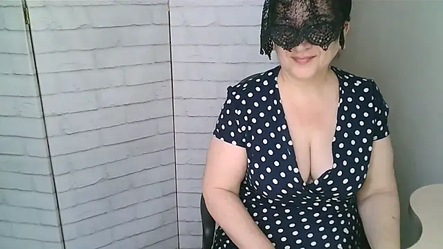 Helen xi  online show from April 12, 2026, 4:17 am