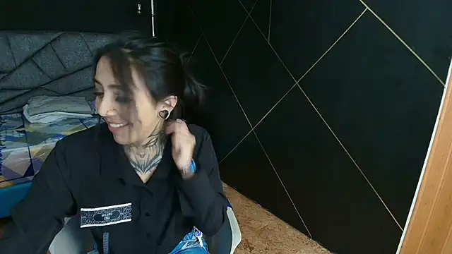 Snapshot of LiaMonroee_ chatting on November 5, 2025, 12:38 pm LiaMonroee online show from November 5, 2025, 12:38 pm