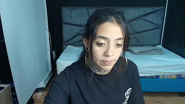 Snapshot of LiaMonroee_ chatting on November 14, 2025, 11:53 am LiaMonroee online show from November 14, 2025, 11:53 am