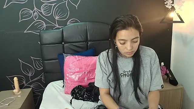 Snapshot of LiaMonroee_ chatting on December 16, 2025, 11:59 am LiaMonroee online show from December 16, 2025, 11:59 am