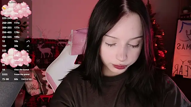 YourLittleDevil online show from December 17, 2025, 1:28 pm