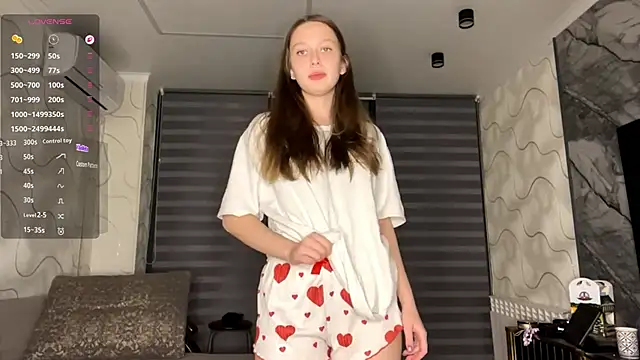 CharlynDini online show from November 25, 2025, 4:07 pm