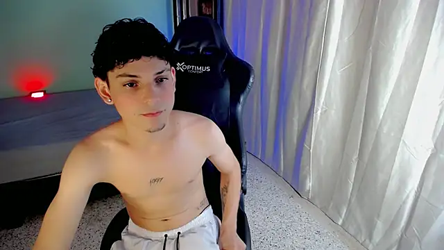 dilan hott  online show from October 3, 2025, 8:39 pm