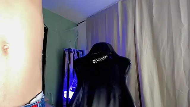 dilan hott  online show from October 31, 2025, 8:21 pm