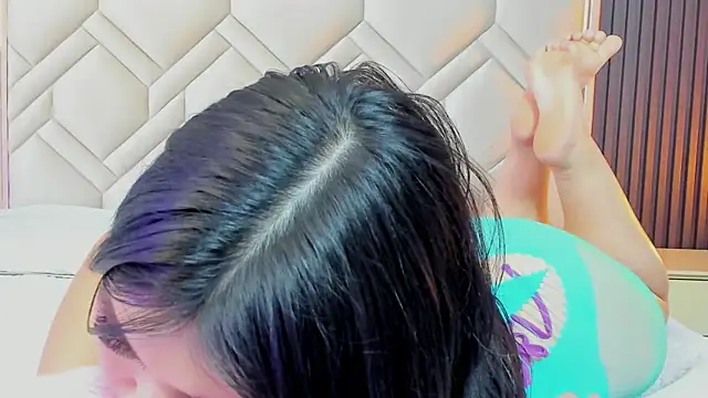 MiaaFarrel online show from November 21, 2025, 7:56 pm