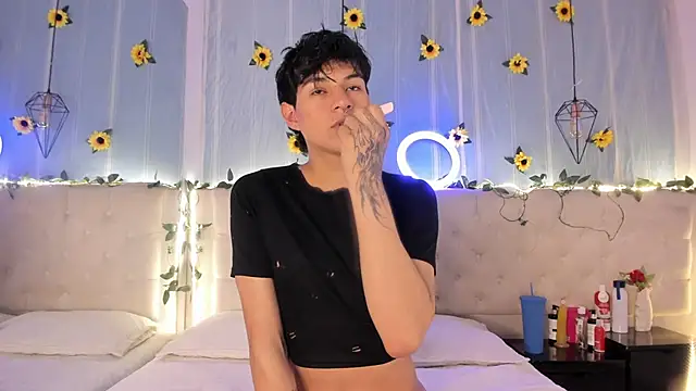 AleAurarashi online show from November 13, 2025, 4:33 am