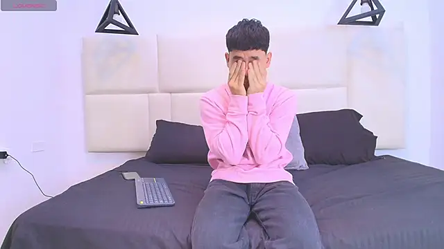 Snapshot of aron_twink66 chatting on September 25, 2025, 2:32 pm aron twink66 online show from September 25, 2025, 2:32 pm