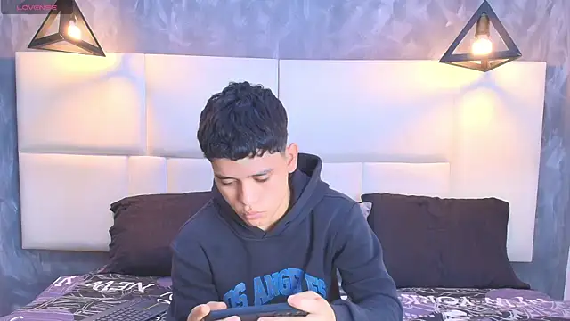 Snapshot of aron_twink66 chatting on September 30, 2025, 3:39 pm aron twink66 online show from September 30, 2025, 3:39 pm