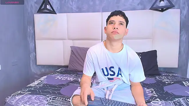 Snapshot of aron_twink66 chatting on October 4, 2025, 2:37 pm aron twink66 online show from October 4, 2025, 2:37 pm