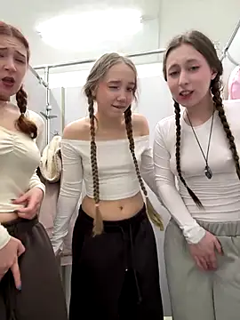 FroggyAnna online show from December 15, 2025, 6:56 pm