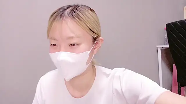 Nana  ch online show from October 20, 2025, 4:02 am