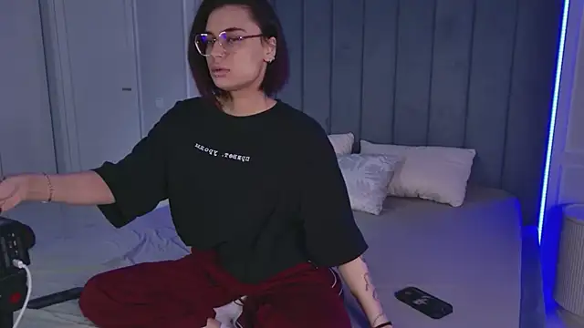 VioletAsh online show from May 11, 2026, 4:29 am