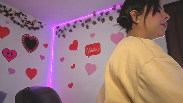 Snapshot of MiaCollinssx chatting on February 19, 2026, 12:56 pm MiaCollinssx online show from February 19, 2026, 12:56 pm