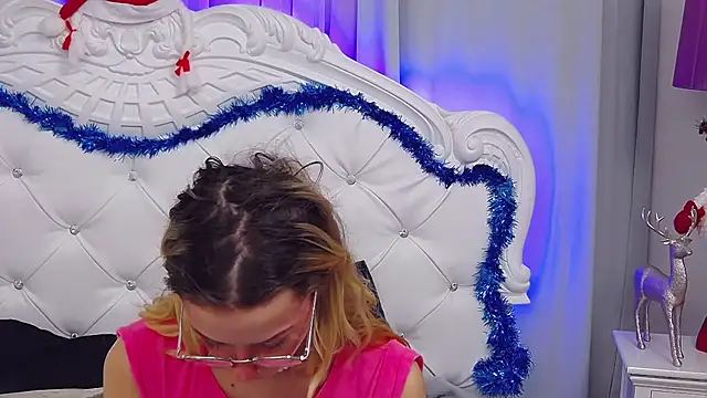 MaeLili online show from December 21, 2025, 1:18 pm