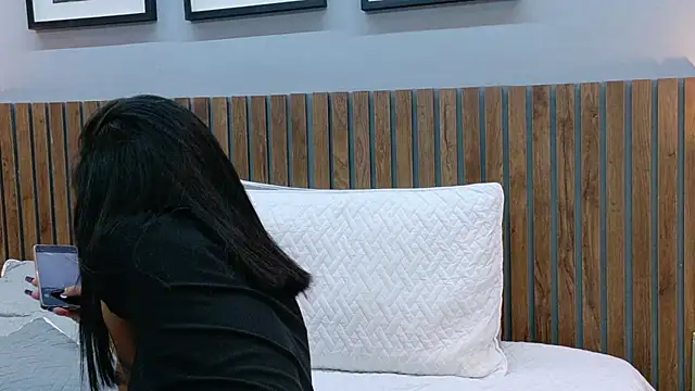 luna roja25 online show from February 2, 2026, 1:32 pm