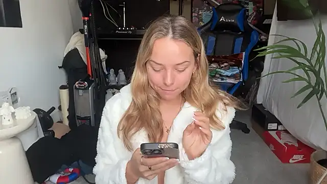 KayleeBella online show from March 15, 2026, 9:04 am