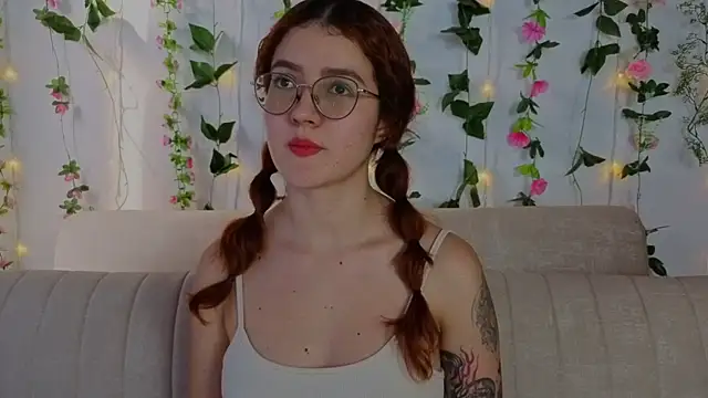 Snapshot of MiaWinxxx chatting on October 7, 2025, 8:17 pm MiaWinxxx online show from October 7, 2025, 8:17 pm