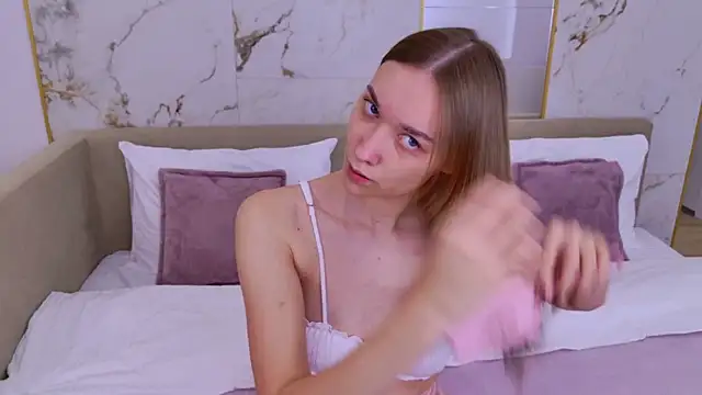 AmadaReine online show from September 30, 2025, 4:12 pm