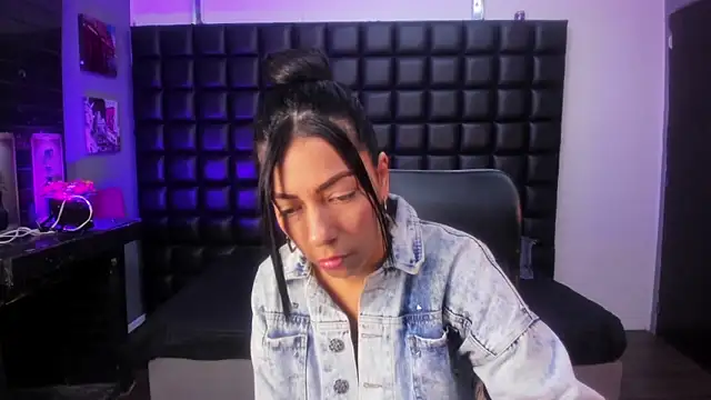 ashlyy sweet  online show from April 18, 2026, 8:42 pm