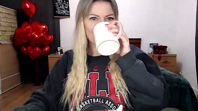 Snapshot of ParadiseAlina chatting on February 9, 2026, 7:18 pm ParadiseAlina online show from February 9, 2026, 7:18 pm