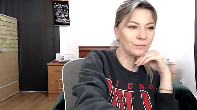 Snapshot of ParadiseAlina chatting on February 19, 2026, 2:35 pm ParadiseAlina online show from February 19, 2026, 2:35 pm