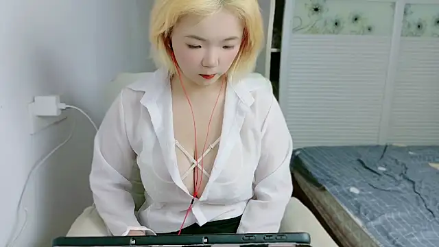 Snapshot of E-cup2 chatting on October 2, 2025, 11:06 am E-cup2 online show from October 2, 2025, 11:06 am