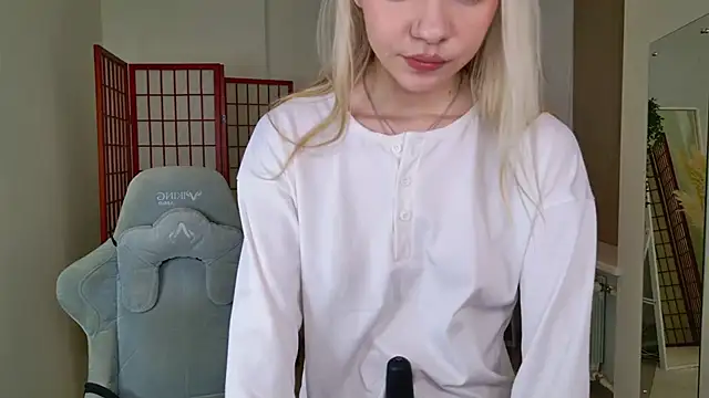 NyxBlonde online show from November 26, 2025, 1:34 pm