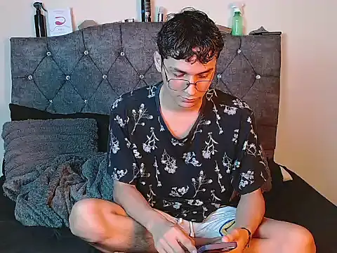 Snapshot of logan_willyams_ chatting on September 20, 2025, 10:33 pm logan willyams  online show from September 20, 2025, 10:33 pm