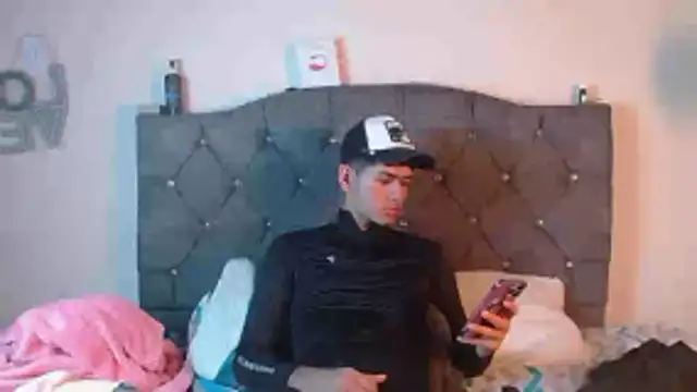 Snapshot of logan_willyams_ chatting on October 17, 2025, 7:49 pm logan willyams  online show from October 17, 2025, 7:49 pm